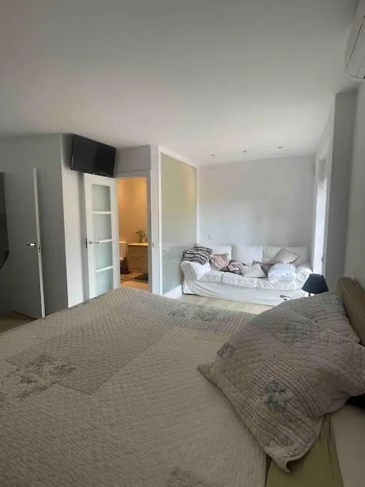 דירות קסטלדפלס Wonderful House Near Barcelona