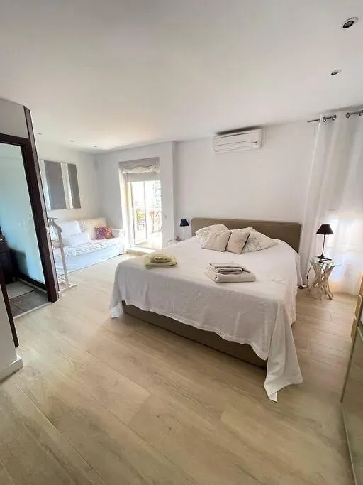 דירות קסטלדפלס Wonderful House Near Barcelona ספרד